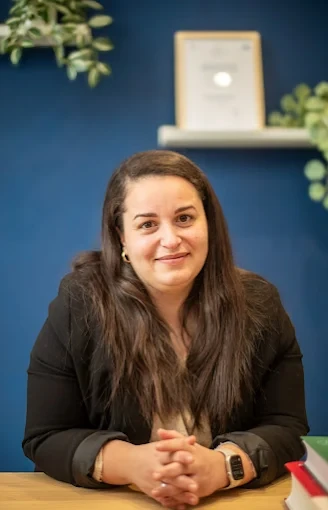Vanessa Laurent Michel, experte immobilière, dans son bureau de Thonon-les-Bains